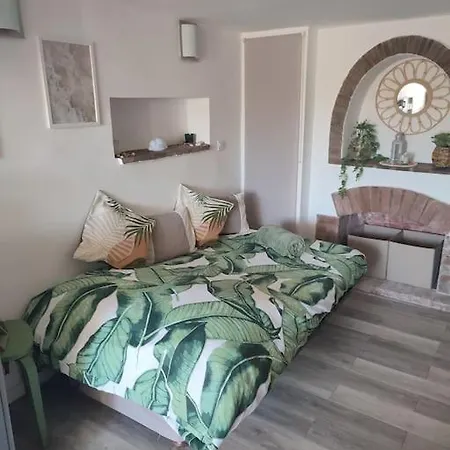 30 M 2 Avec Terrasse Et Coin Detente