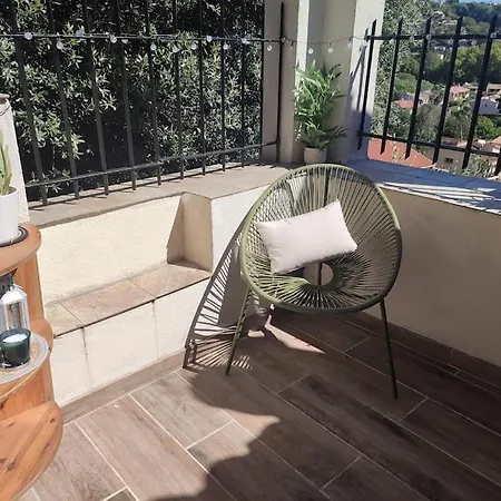 Appartement 30 M 2 Avec Terrasse Et Coin Detente *