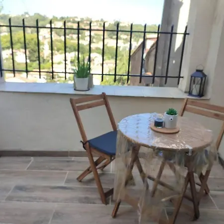 Appartement 30 M 2 Avec Terrasse Et Coin Detente *